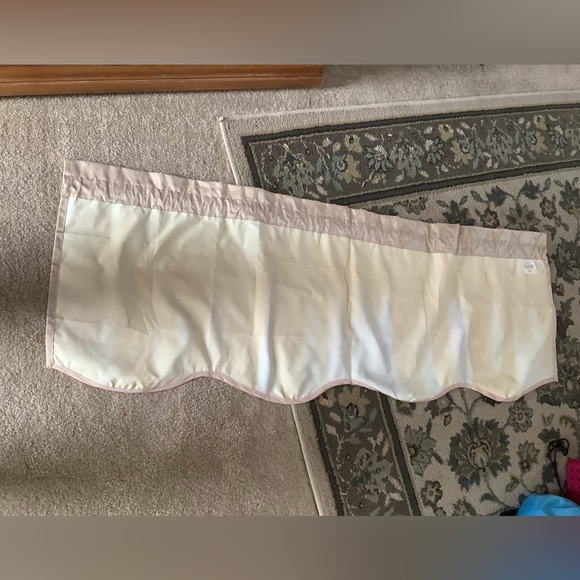 Valance, beige with designs on it it’s in good condition. The back is fa… - Picture 3 of 8